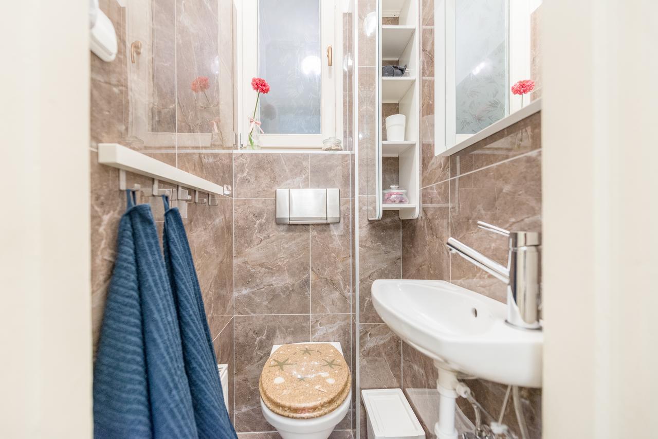 Family And Friends Apartment Budapest Bagian luar foto