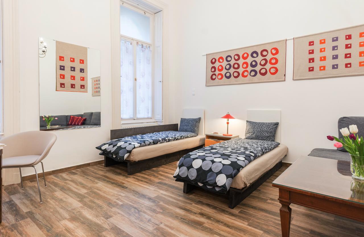 Family And Friends Apartment Budapest Bagian luar foto