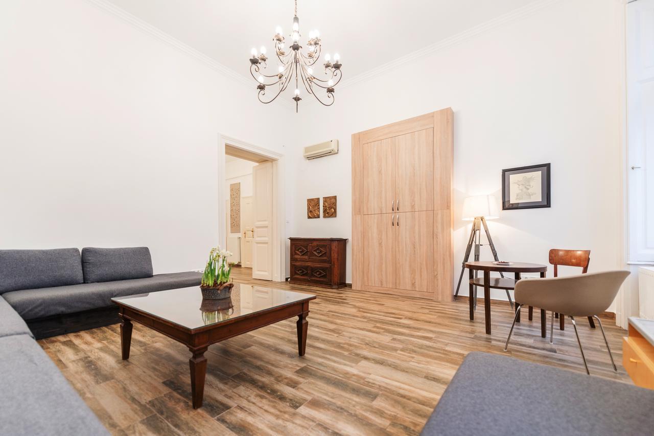Family And Friends Apartment Budapest Bagian luar foto