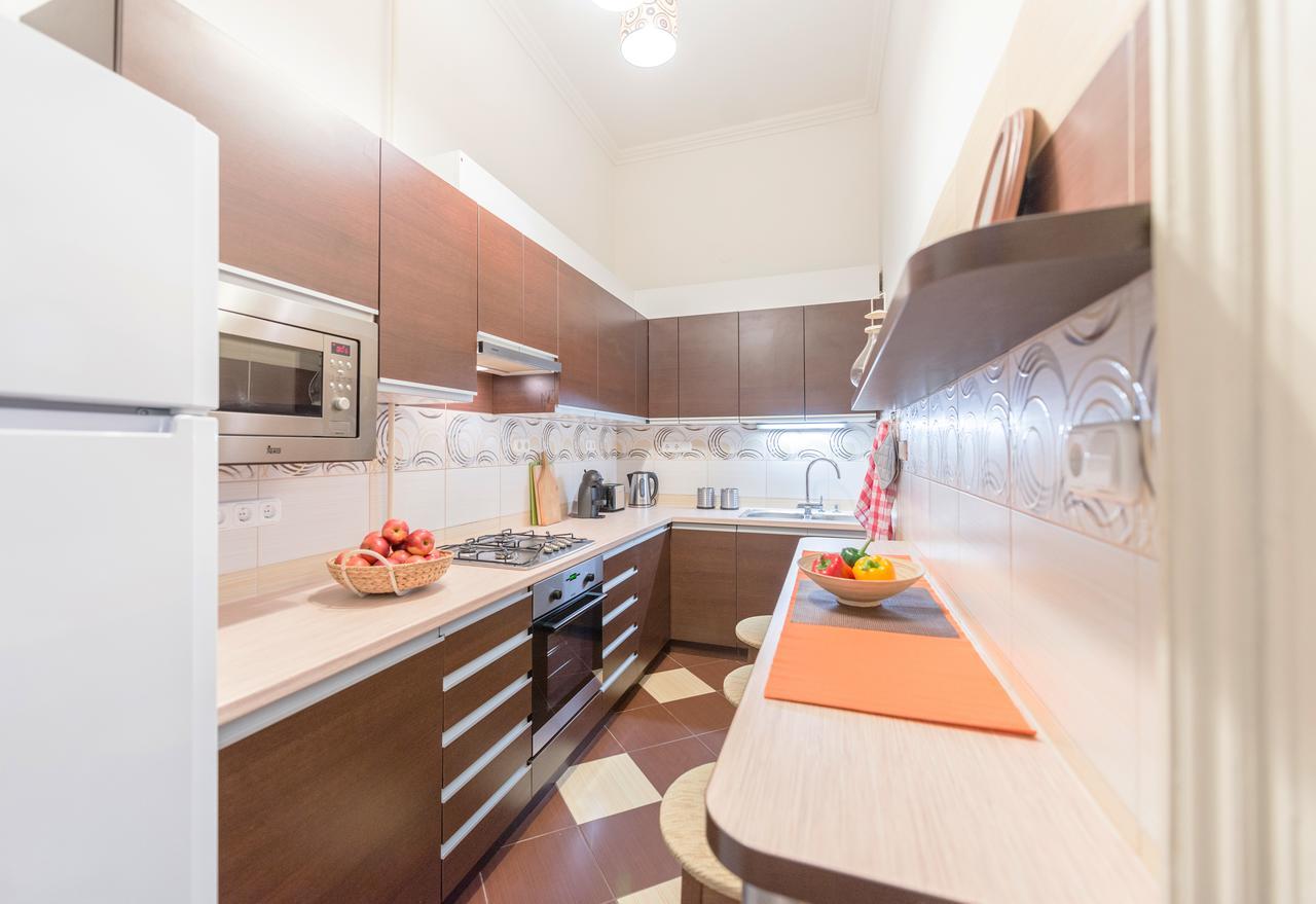 Family And Friends Apartment Budapest Bagian luar foto