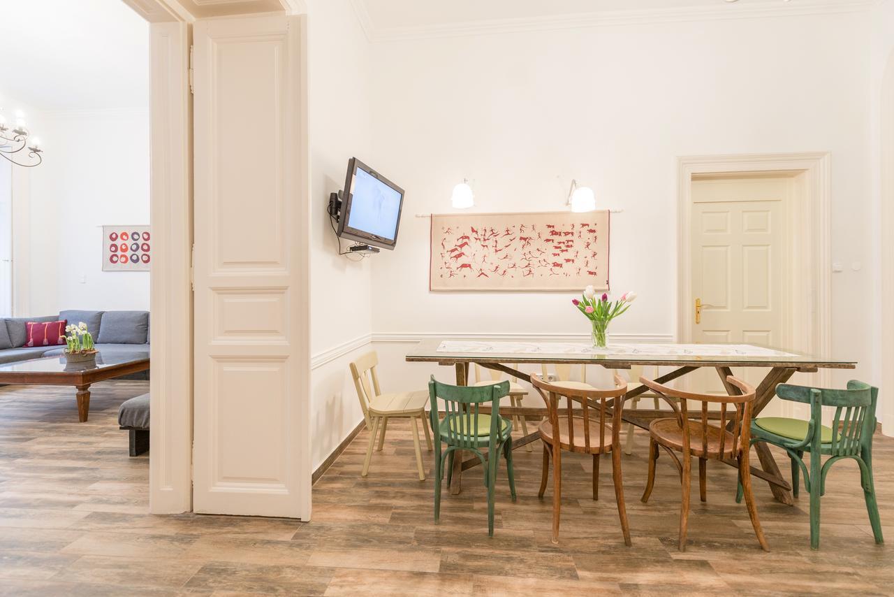 Family And Friends Apartment Budapest Bagian luar foto