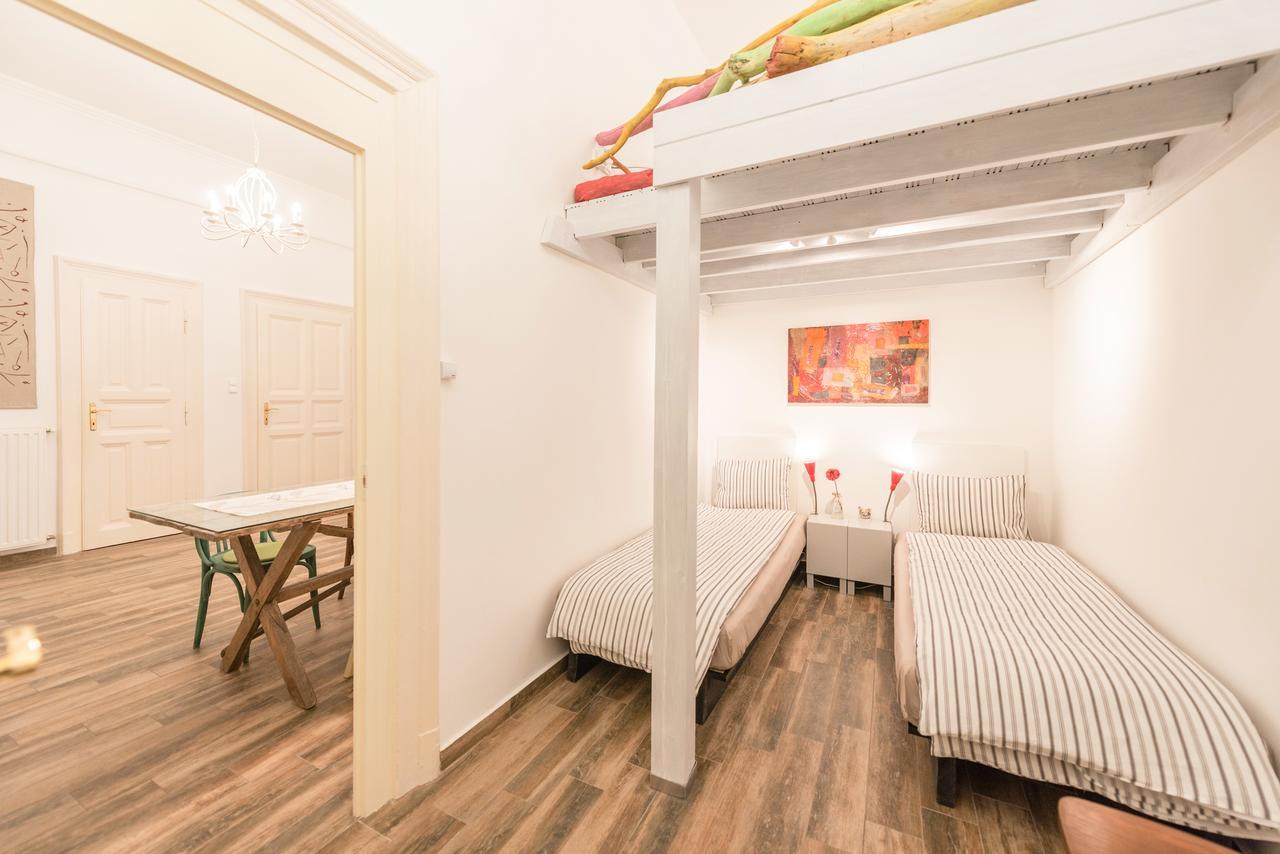 Family And Friends Apartment Budapest Bagian luar foto