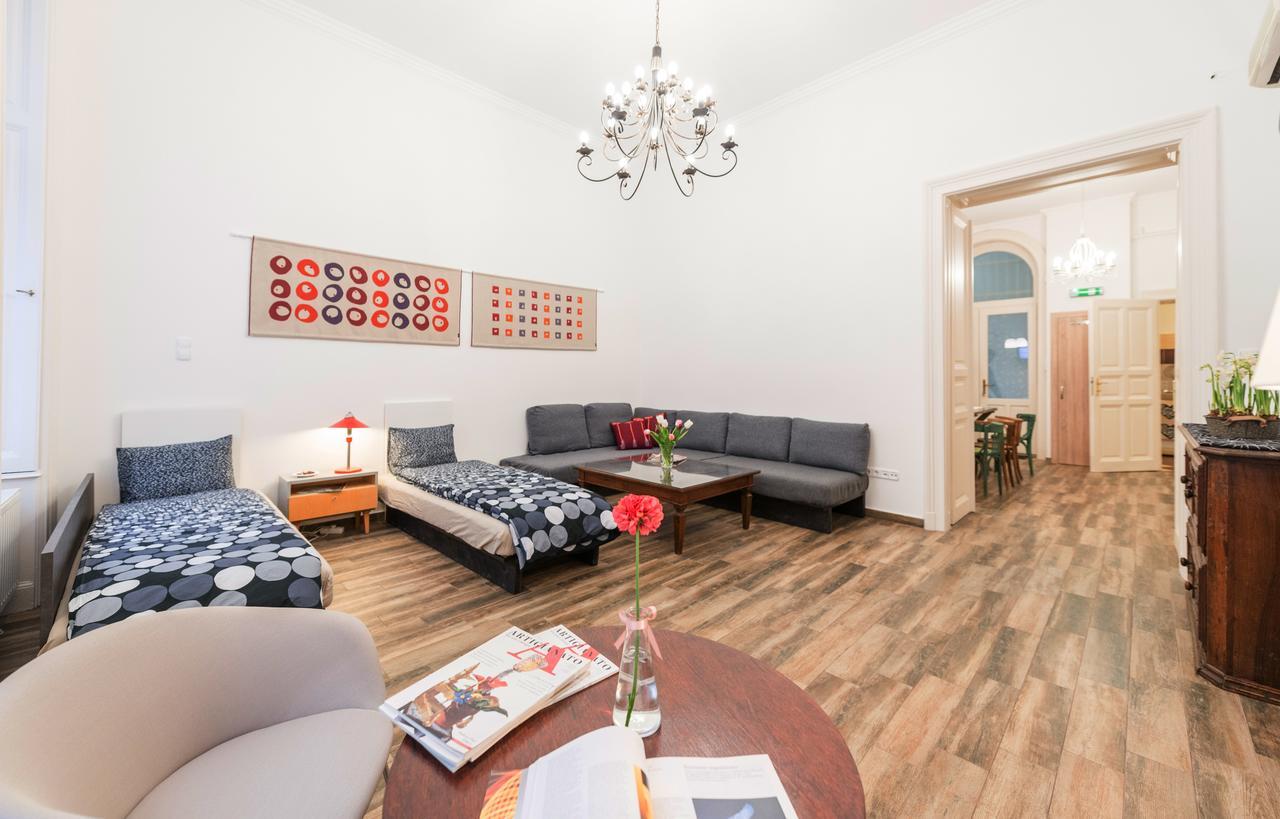 Family And Friends Apartment Budapest Bagian luar foto